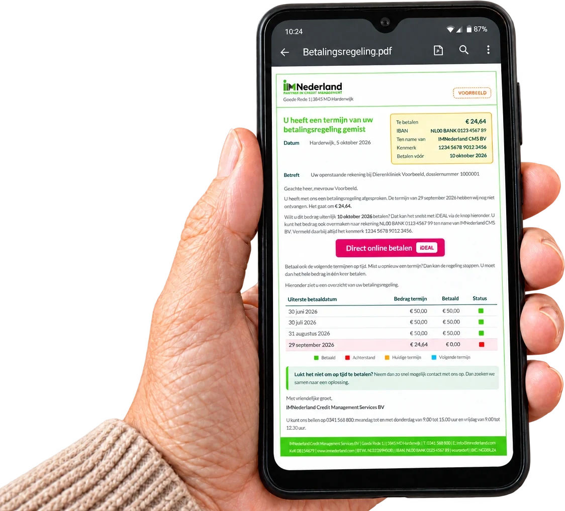 Hand met een telefoon waarop een brief van IMNederland over een betalingsregeling te zien is
